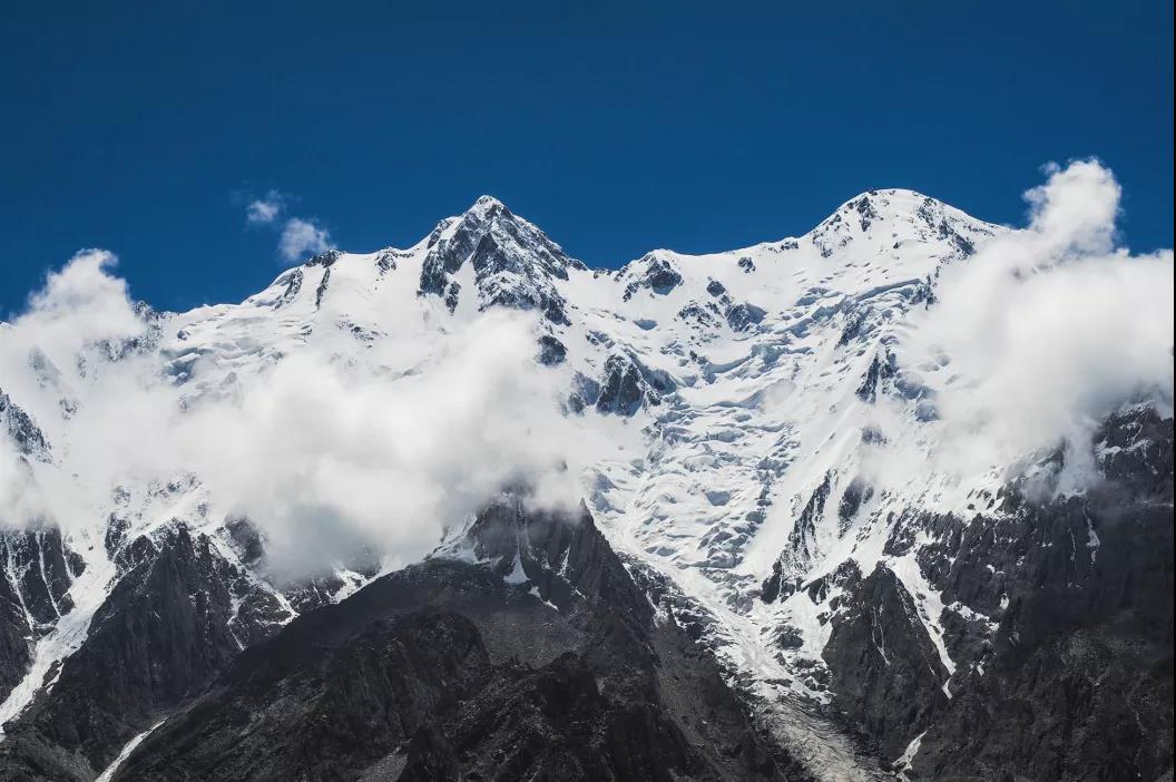 阿勒泰雪山